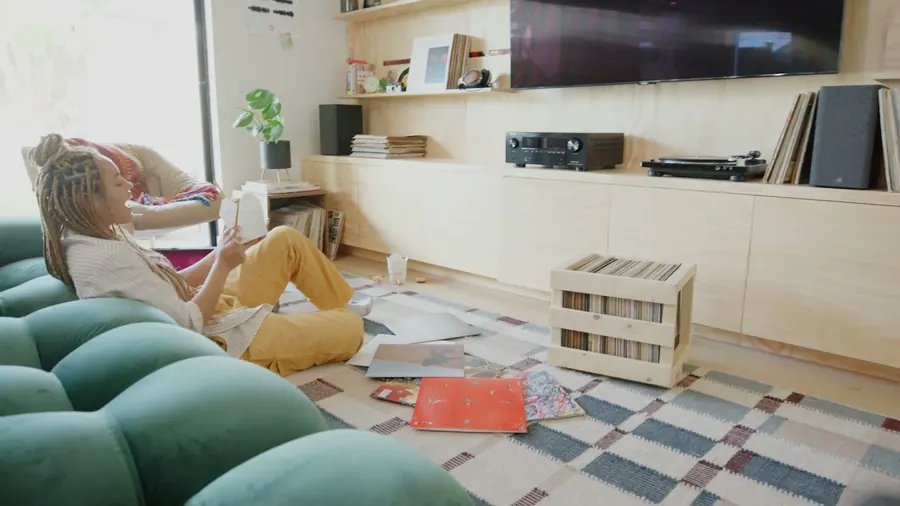 Sala de estar com receiver Denon integrado ao sistema HEOS