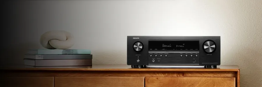 Receiver Denon AVR-S770H sobre aparador