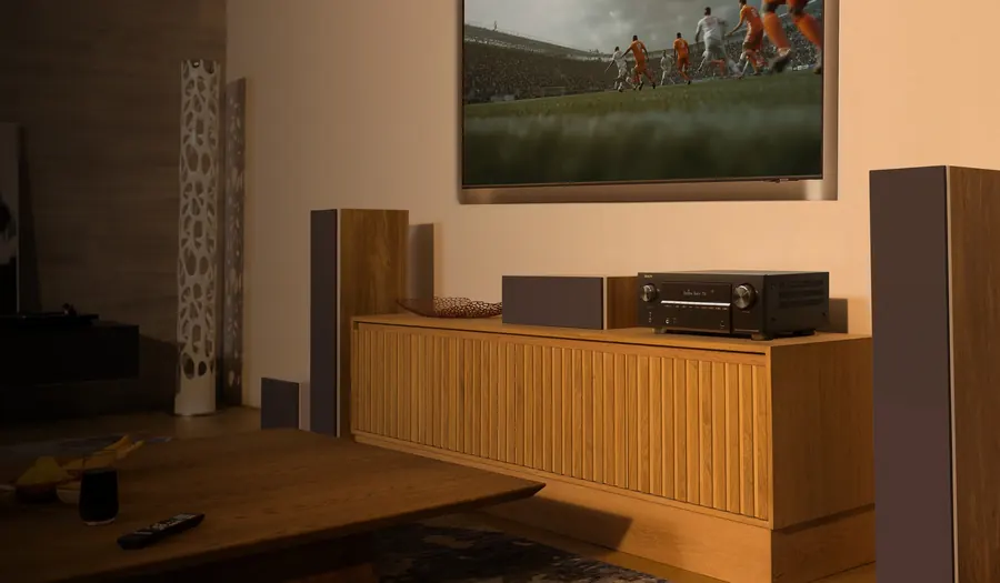 Home theater com receiver Denon AVR-X2900H, caixas acústicas e TV