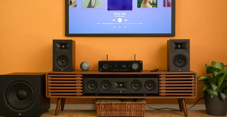 Sistema JBL Stage com caixas bookshelf, canal central, subwoofer e TV