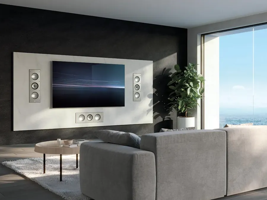 Sala com caixas KEF Ci embutidas na parede ao redor da TV