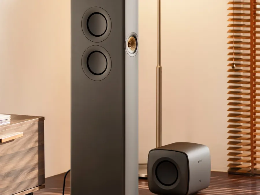 Subwoofer KEF KC62 ao lado de torre KEF em sala