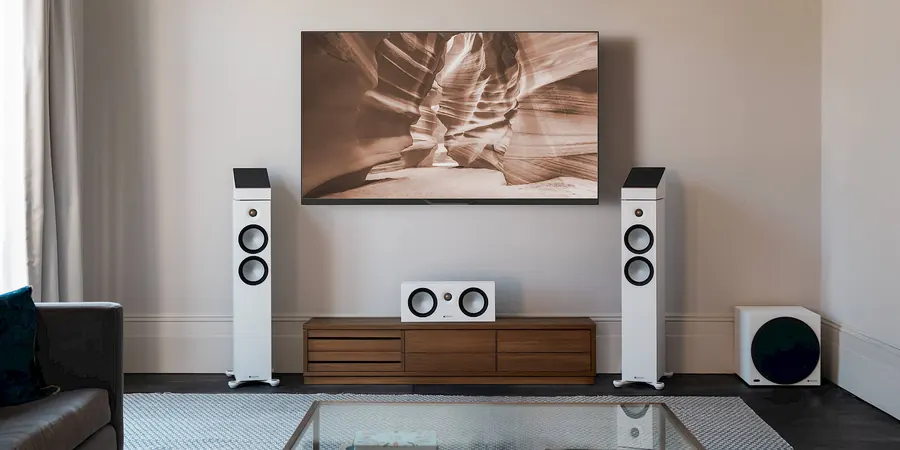 Sistema Monitor Audio Bronze 7G em sala de TV