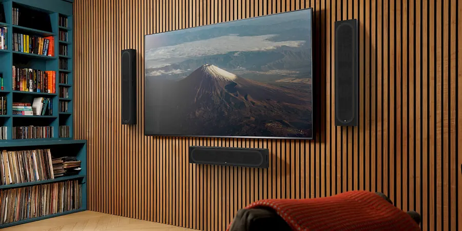 Caixas Monitor Audio Radius On-Wall ao lado da TV