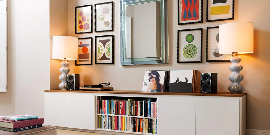 Caixas Monitor Audio Radius sobre aparador em ambiente contemporâneo