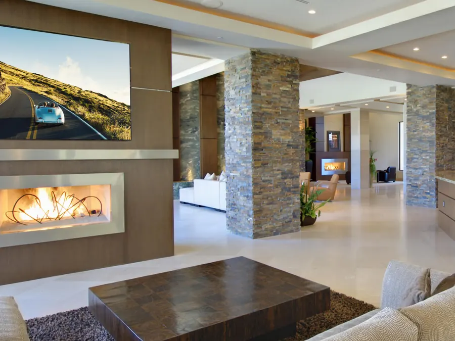 Sala integrada com TV e lareira controladas pelo sistema