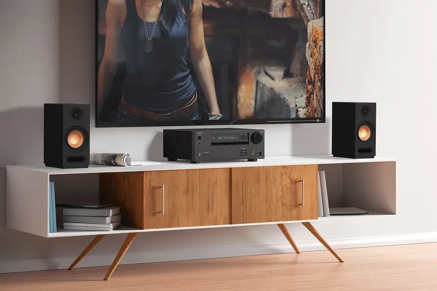 Sala com receiver Onkyo TX-NR6100 e sistema de caixas durante um filme