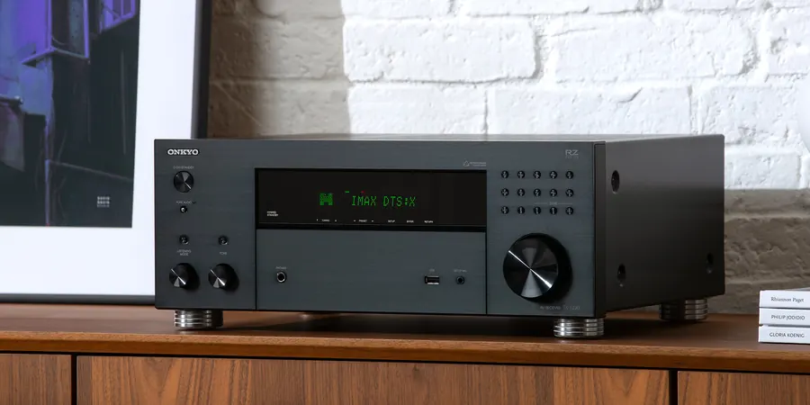Receiver Onkyo TX-RZ30 sobre móvel de mídia