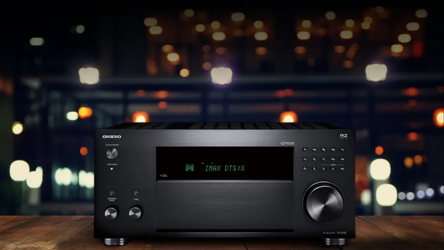 Receiver Onkyo TX-RZ50 em área de bar residencial