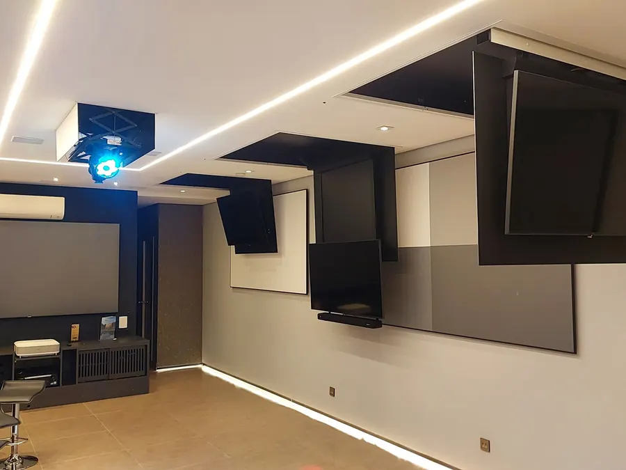 Showroom Projetelas com tela de projeção, flaps de teto e TVs