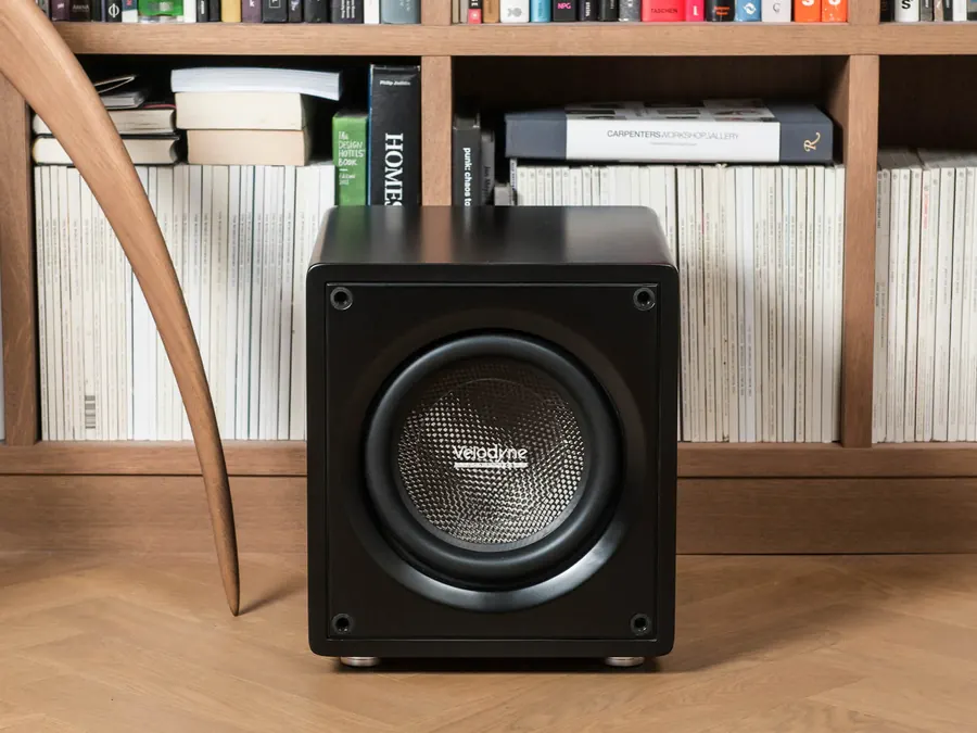 Subwoofer Velodyne VI-Q em frente a estante de livros