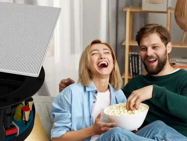 Casal no sofá com caixa de embutir WaveOne Premium em destaque