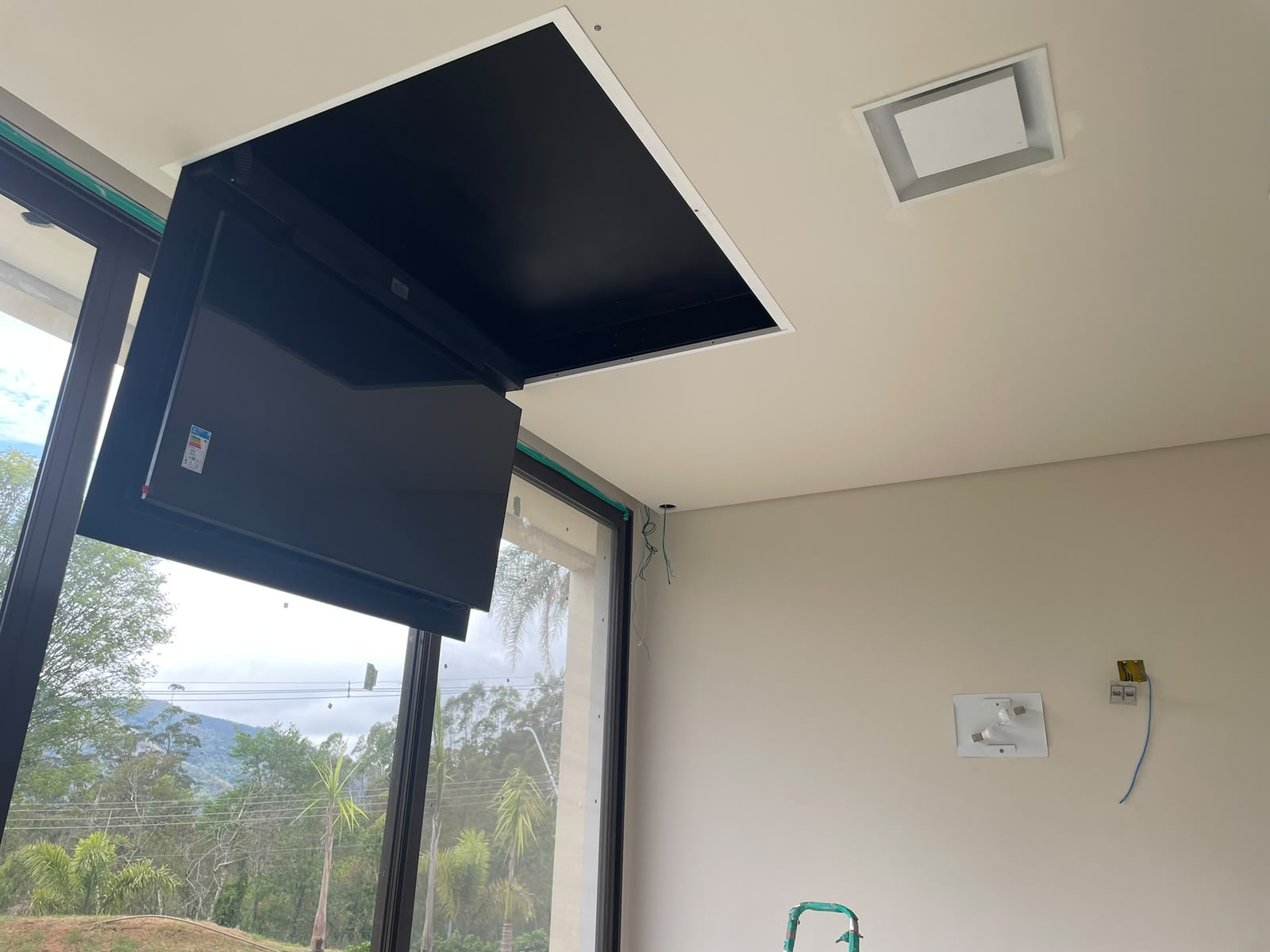 TV motorizada embutida no teto — AMS