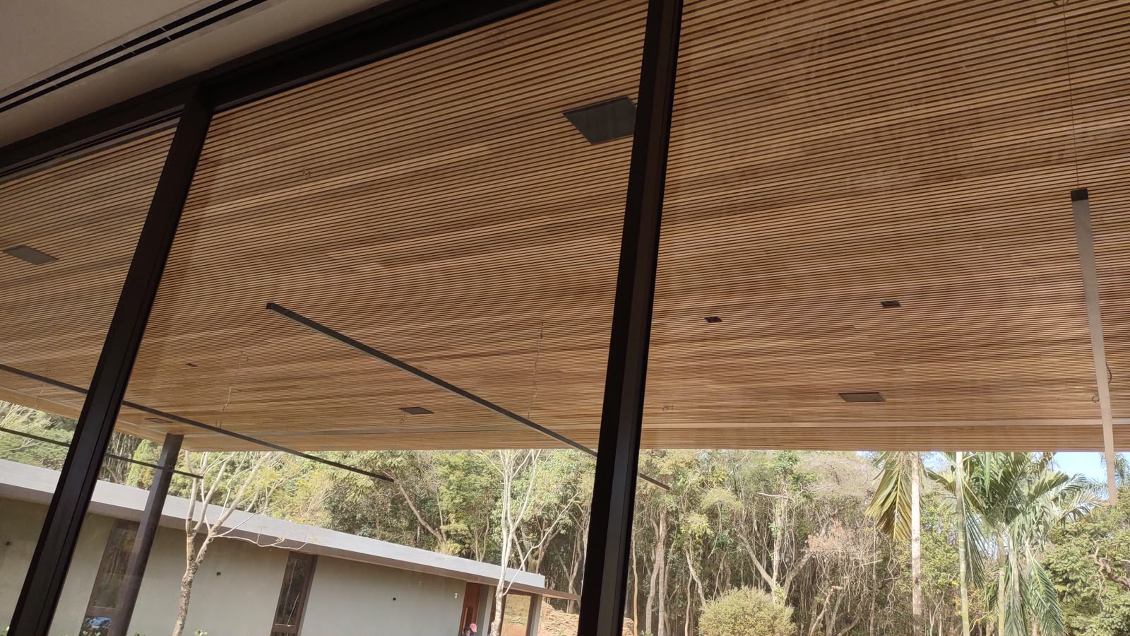 Caixas de teto em casa contemporânea — AMS
