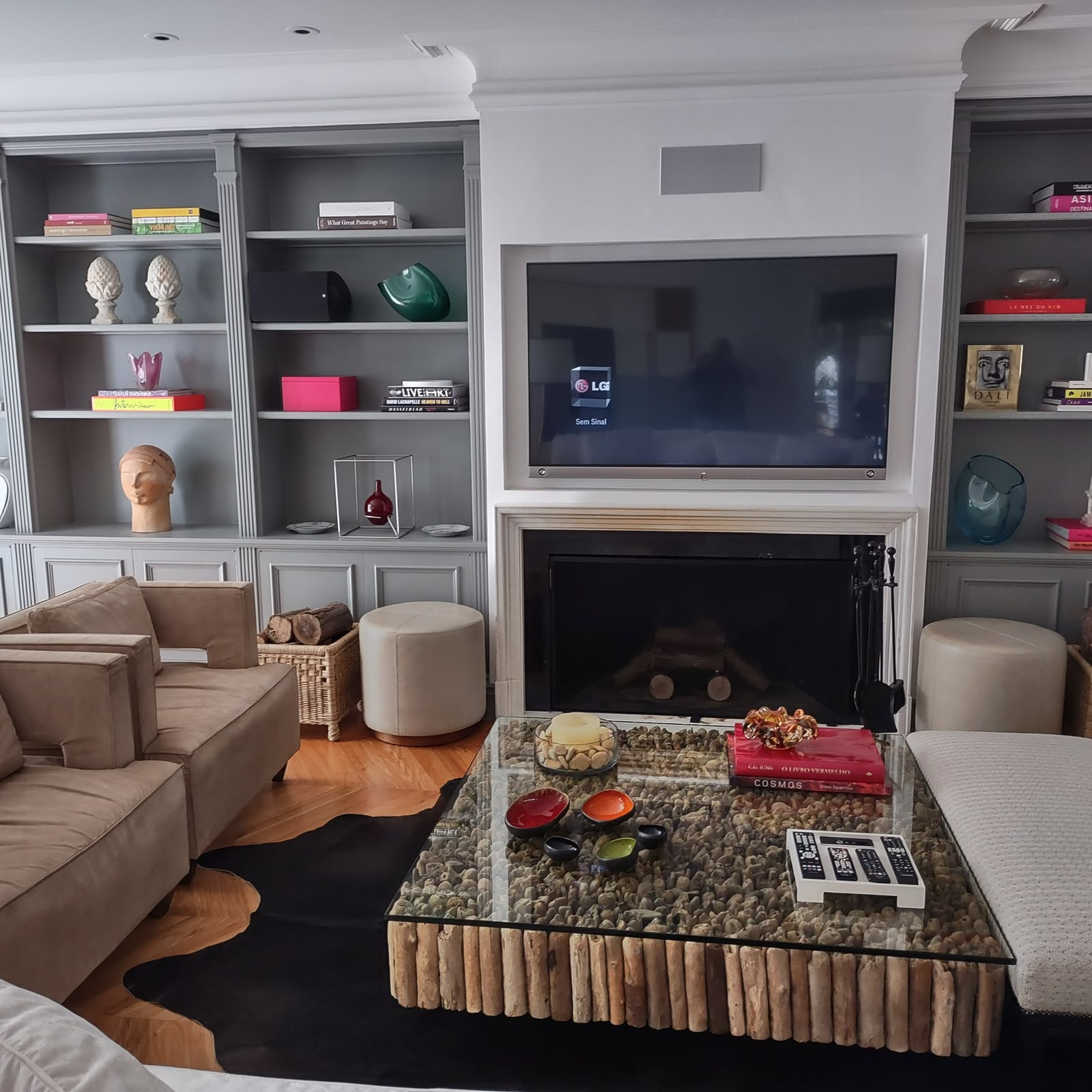 Home theater com lareira e estantes — AMS AV Automation