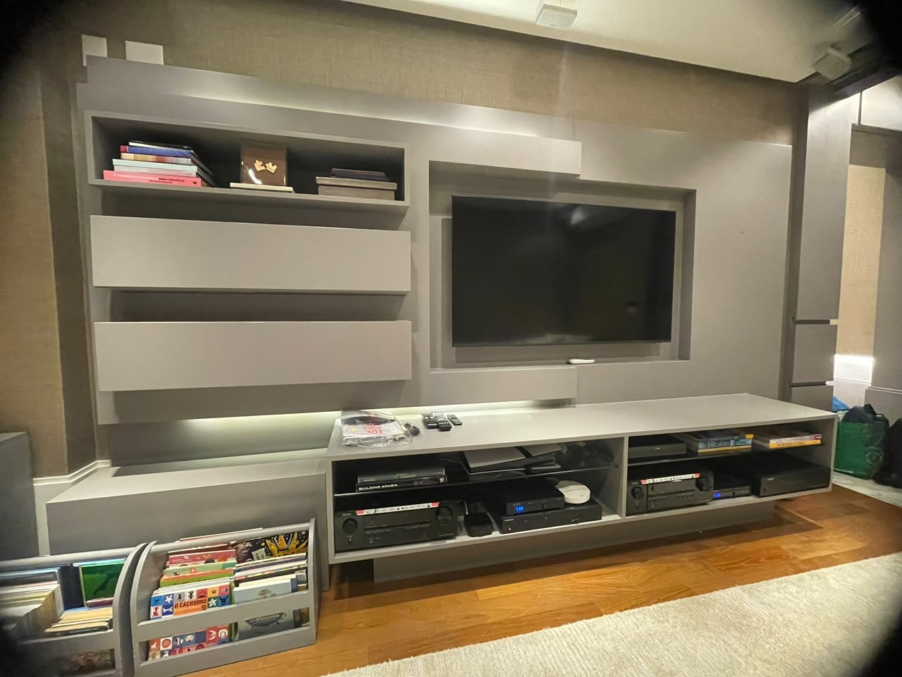 Painel de TV e rack AV residencial — AMS AV Automation