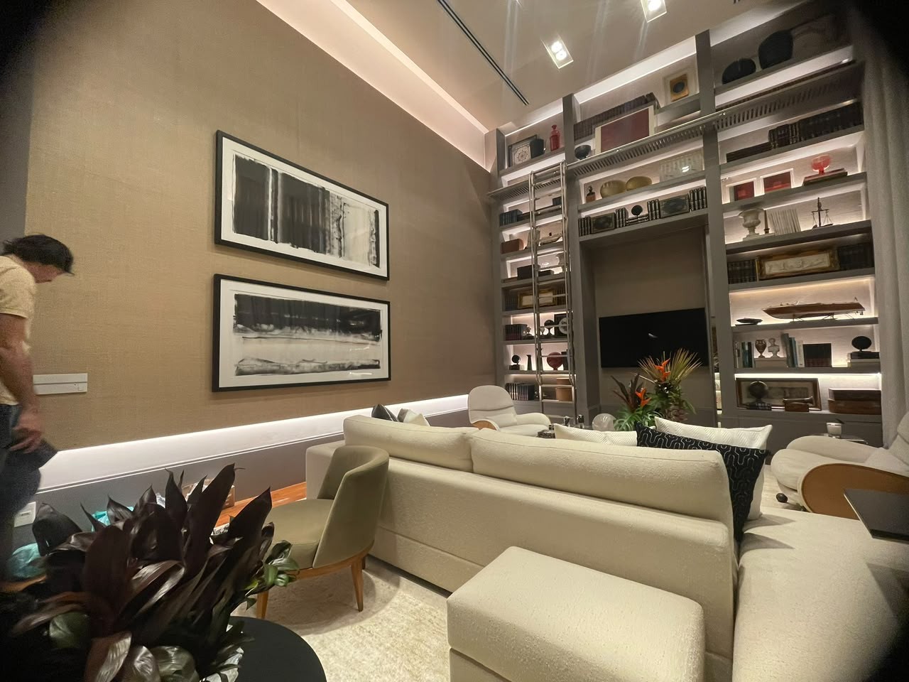 Sala com estante iluminada e AV integrado — AMS AV Automation