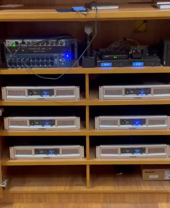 Sistema de som da Sinagoga — amplificadores QSC