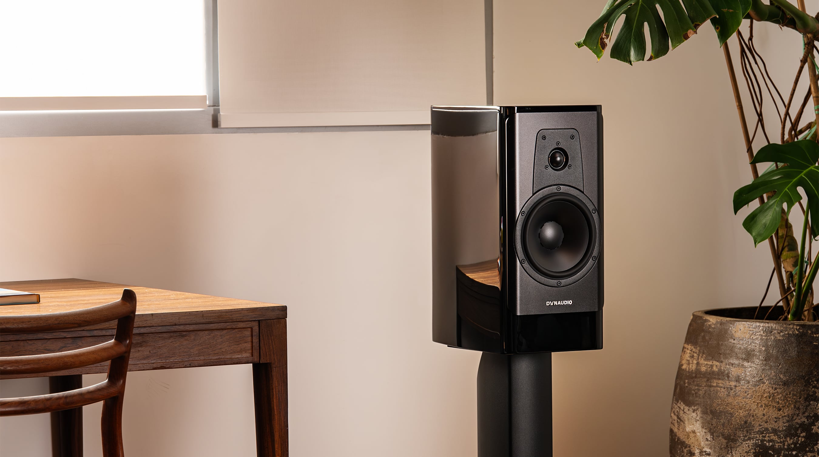 Caixa Dynaudio em ambiente integrado