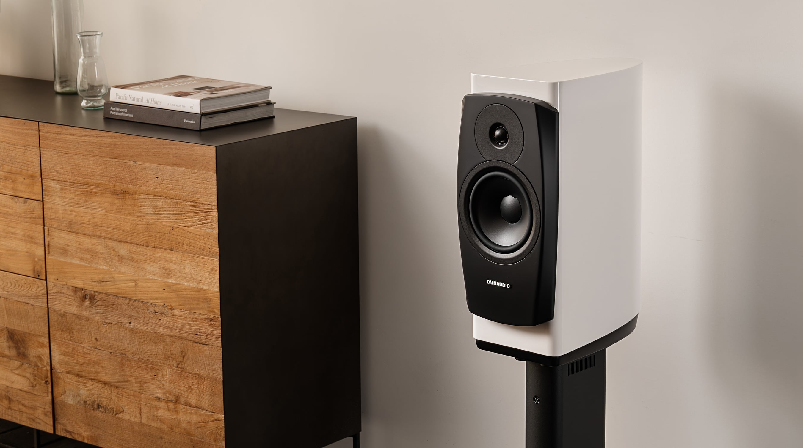 Caixa Dynaudio branca em sala de estar