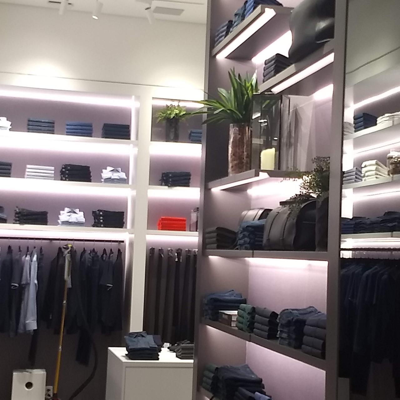 Loja de roupas com som ambiente AMS